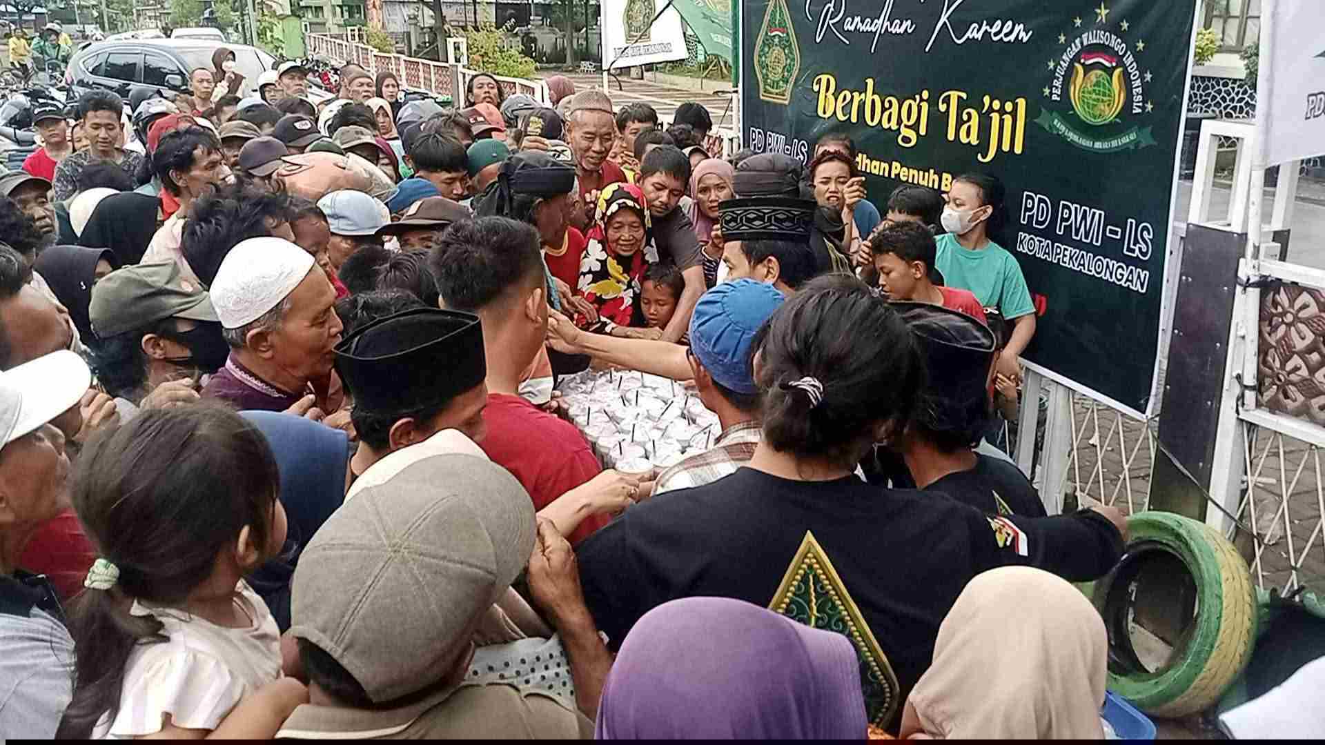 PWI LS Pekalongan Berbagi Takjil Kepada Warga Yang Berpuasa _IMG_000000_00000090.jpg