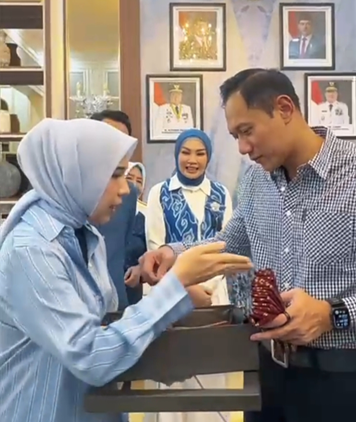 Songket Bidak Cukit Khas Komering Dipersembahkan kepada Menko PMK AHY