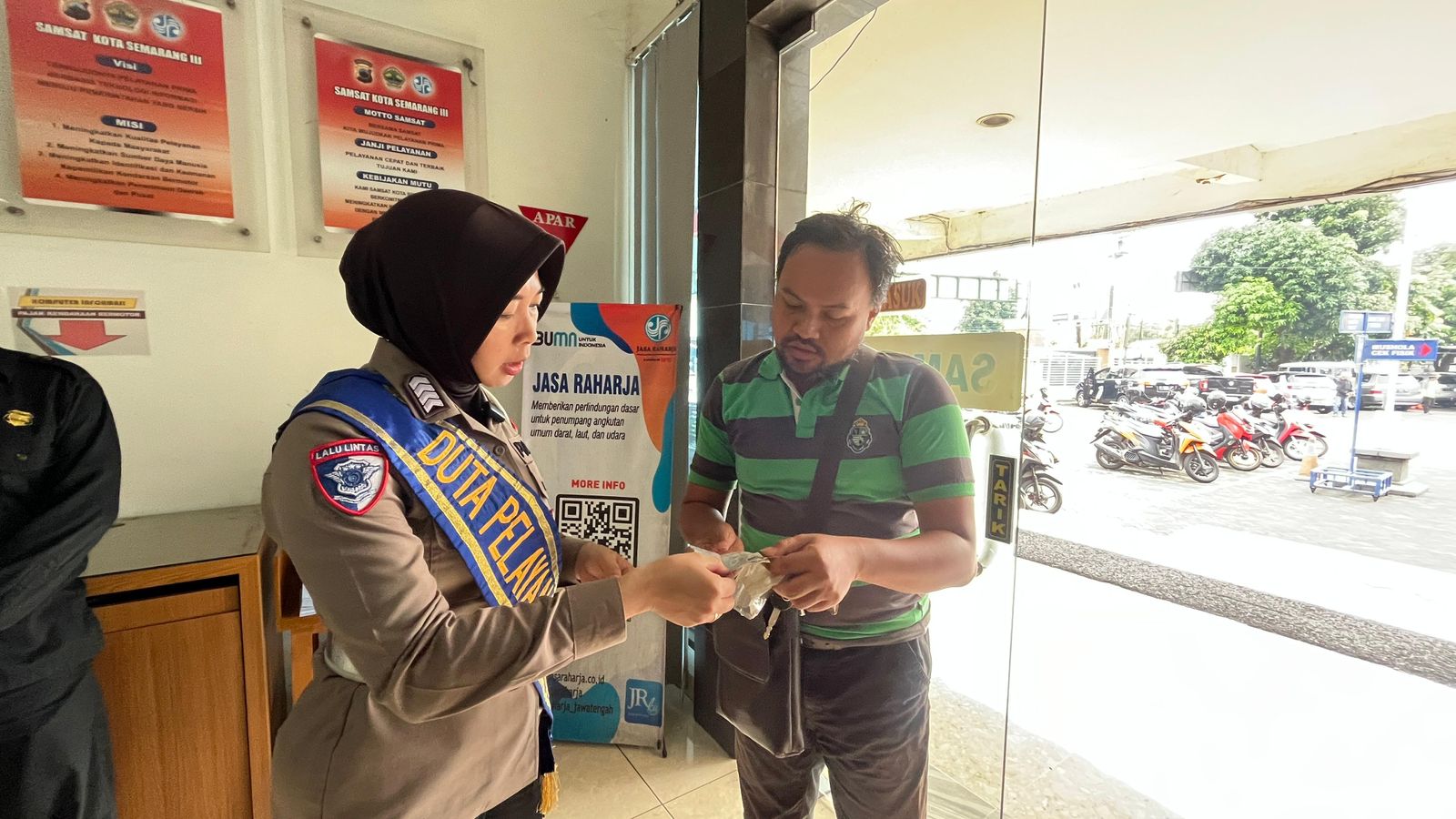 Polantas Menyapa: Duta Pelayanan Samsat Semarang III Dampingi Warga Perpanjangan STNK Secara Humanis IMG-20260126-WA0004.jpg