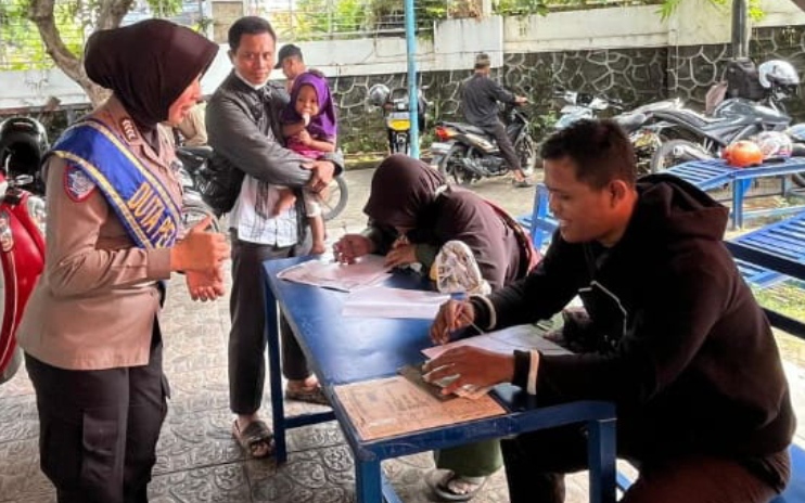 Polantas Menyapa: Duta Pelayanan Samsat Kota Semarang III Bantu Masyarakat dalam Proses Cek Fisik Ke