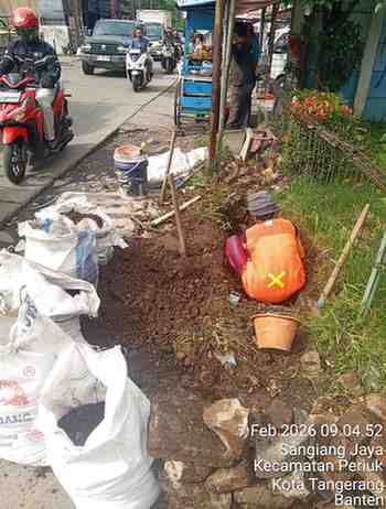 Diduga Abaikan Keselamatan Publik, Proyek Galian Kabel Optik di Periuk Minim Rambu dan Standar K3