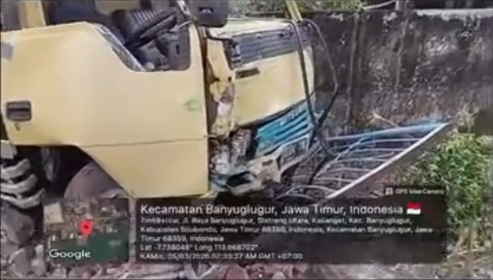 Nekat Terobos Barikade, Truk Mafia Solar Subsidi di Situbondo Tabrak Mobil Polisi Sebelum Ringsek Ha